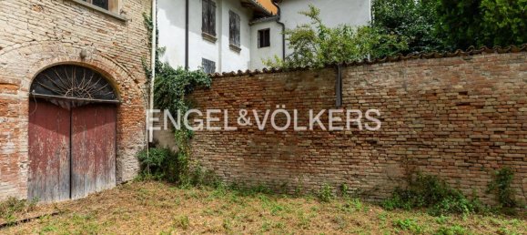 5 bedrooms House in Cento, Italy No. 131365 4