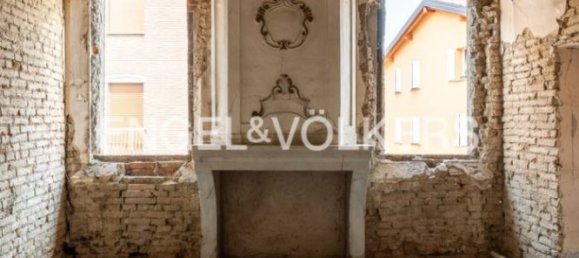 5 bedrooms House in Cento, Italy No. 131365 9