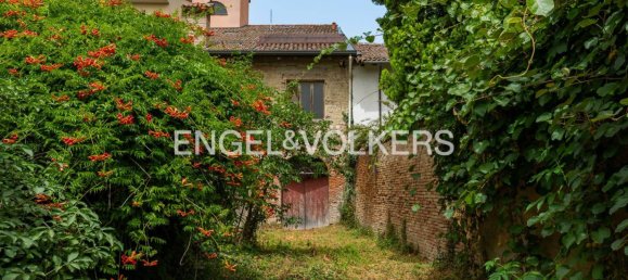 5 bedrooms House in Cento, Italy No. 131365 8