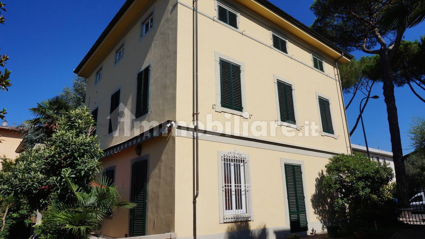 5 bedrooms Villa in Lucca, Italy No. 167286