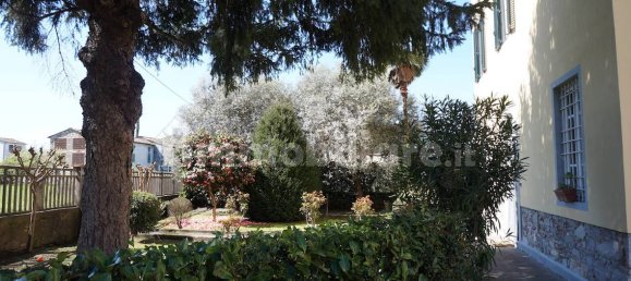 5 bedrooms Villa in Lucca, Italy No. 167286 6