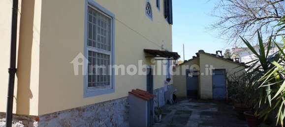 5 bedrooms Villa in Lucca, Italy No. 167286 7