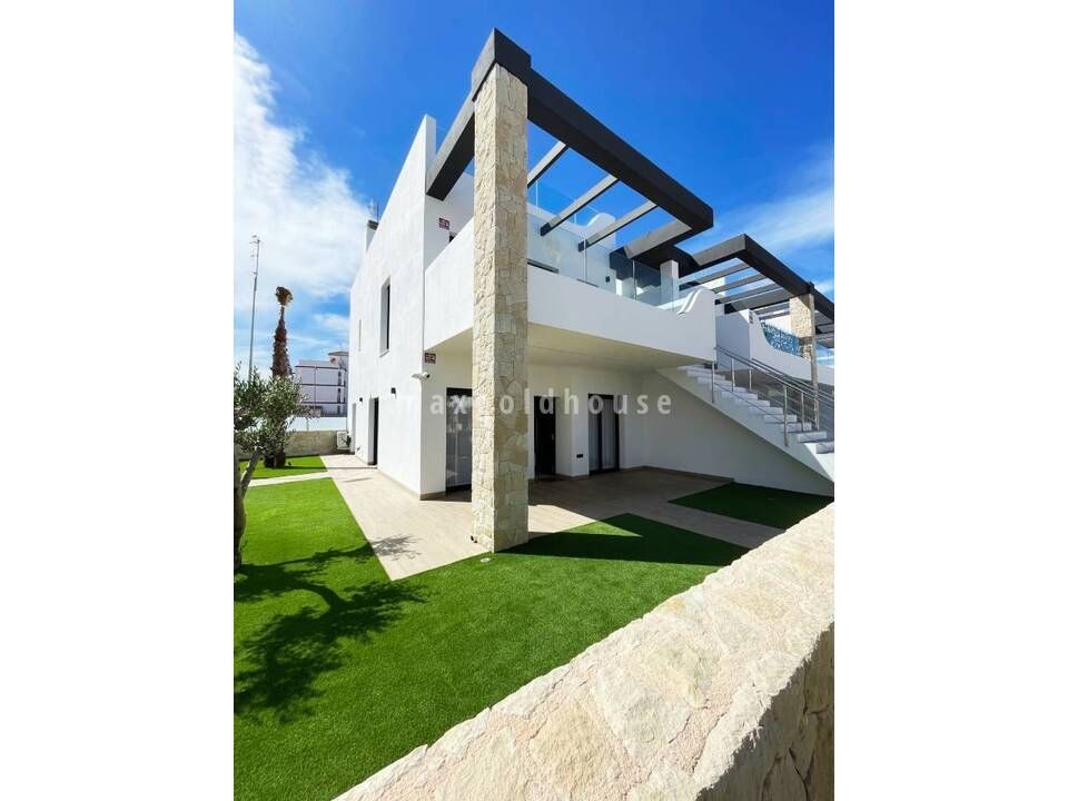3 bedrooms Villa in Alicante, Spain No. 246435
