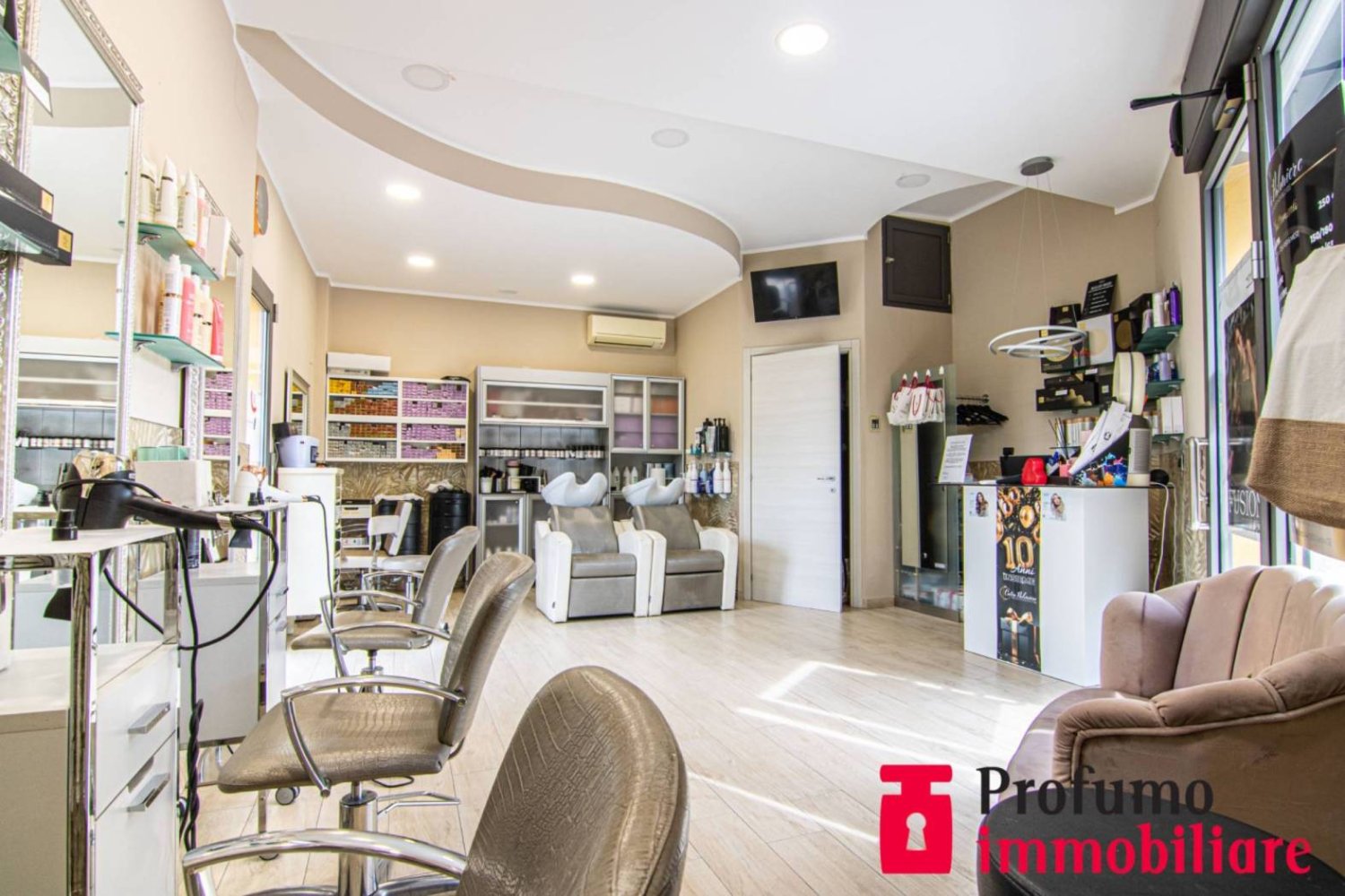 1-Zimmer Gewerbliche Immobilie in Genoa, Italy, Nr. 404015