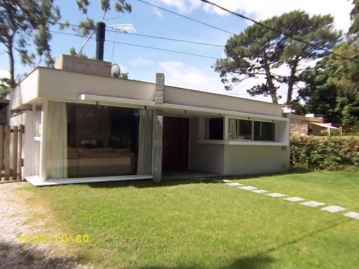 Casa de 3 dormitorios en Maldonado, Uruguay No. 8097