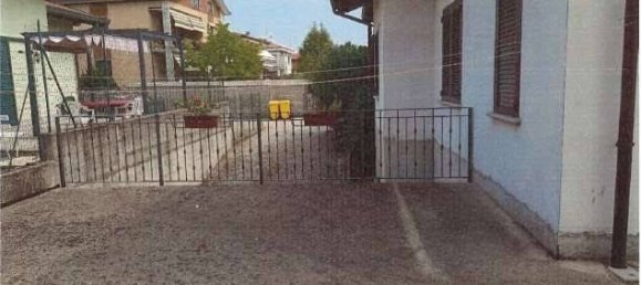 2 bedrooms Villa in Turate, Italy No. 355748 2