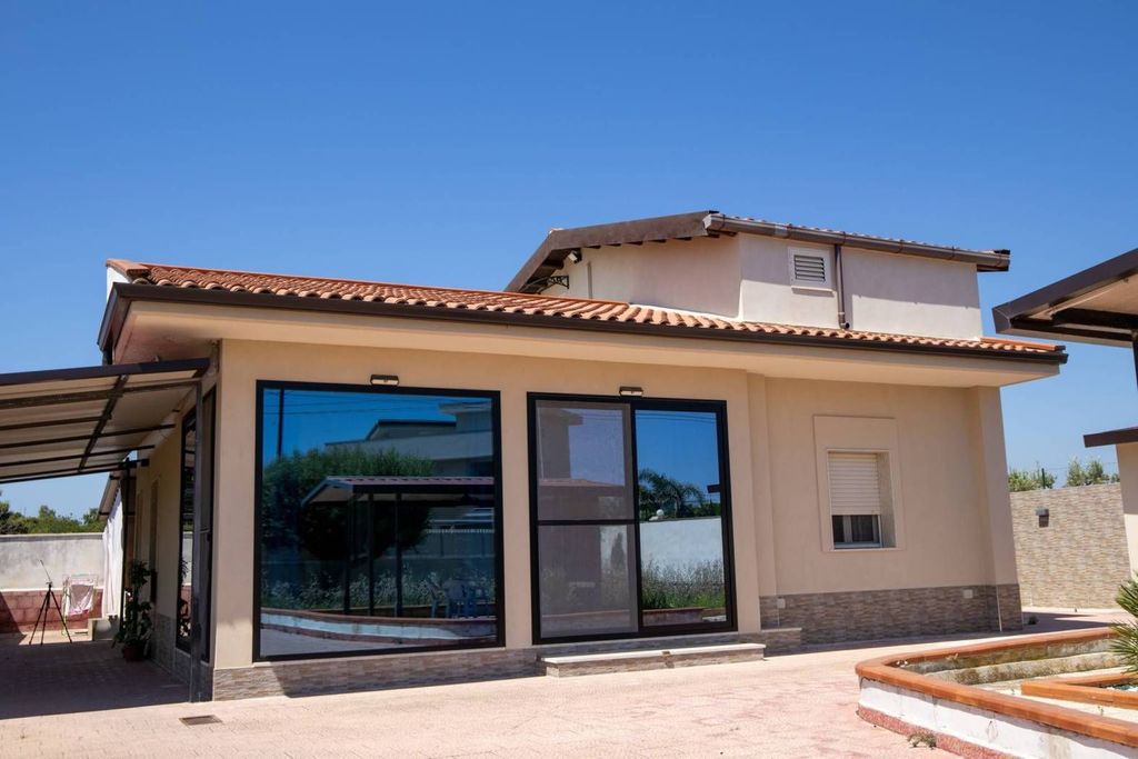 3 bedrooms Villa in Syracuse, Italy No. 386123