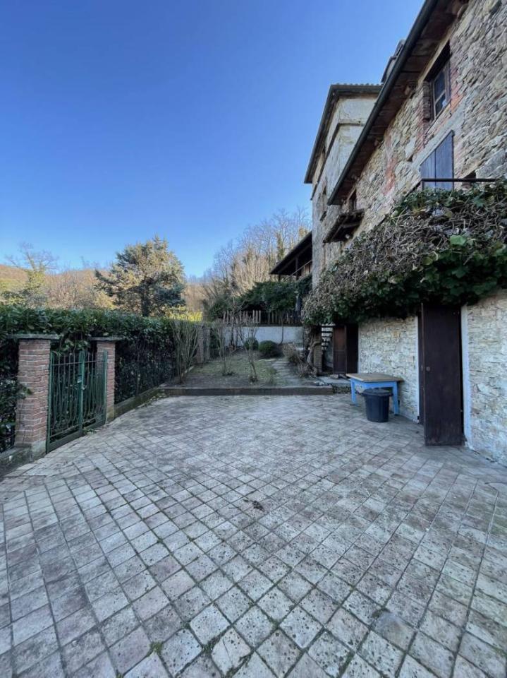 6 rooms House in Travo, Italy No. 126578