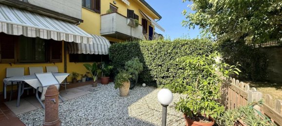 3 rooms Apartment in Porcari, Italy No. 281398 2