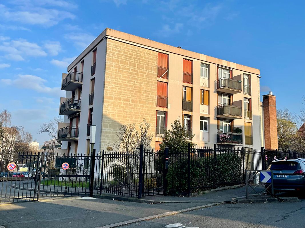 Квартира с 3 спальнями в Рони-су-Буа, Франция № 178933