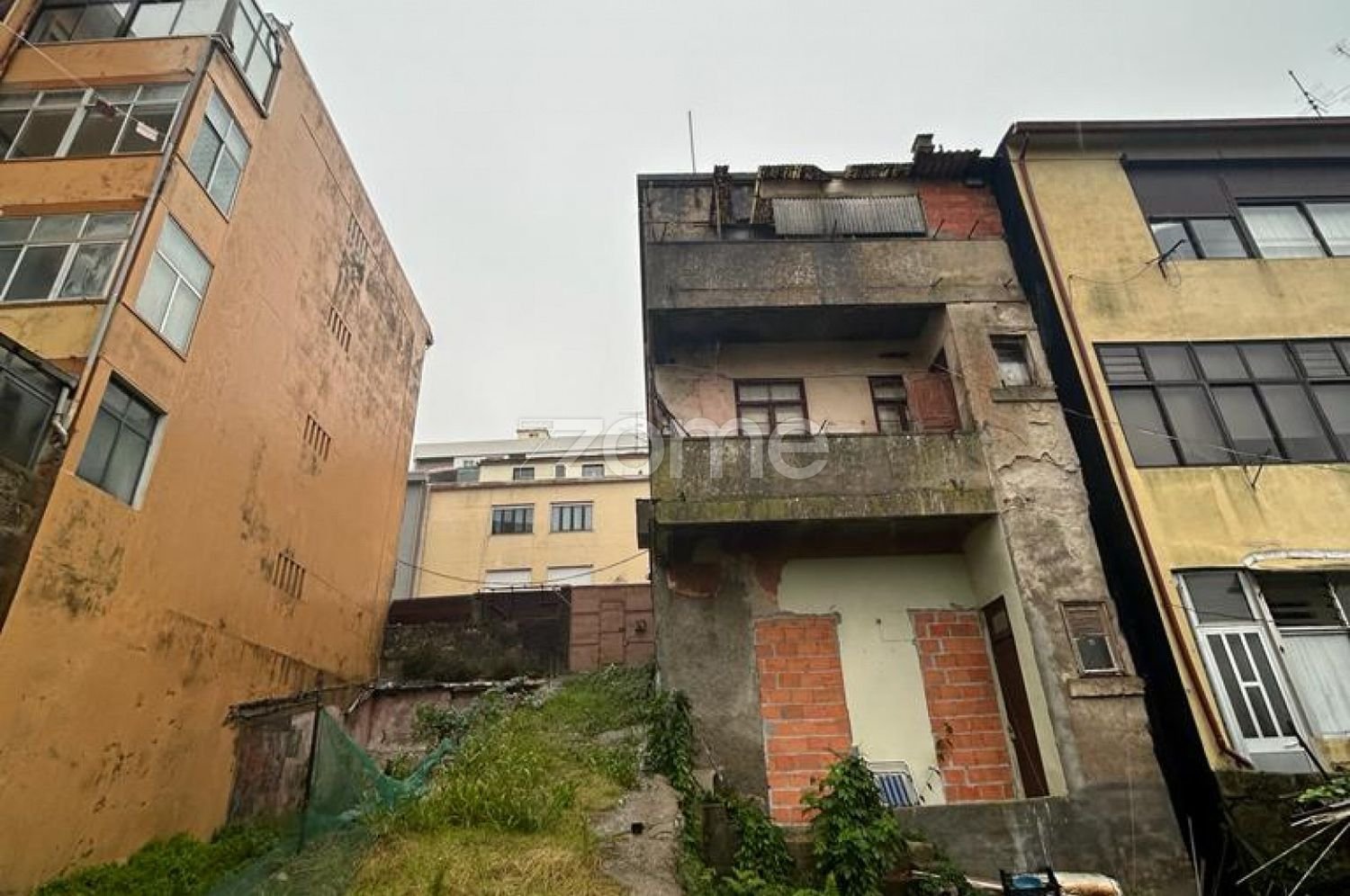 383m² Building in Porto, Portugal No. 14242