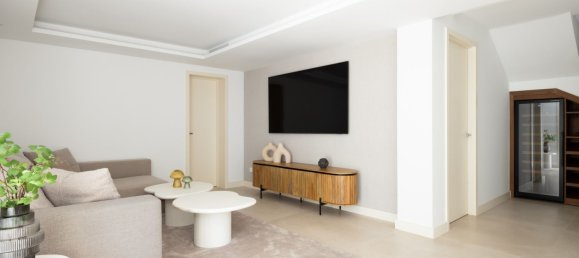 5 bedrooms Villa in Marbella, Spain No. 147527 16