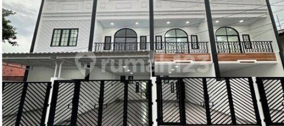 4 bedrooms House in Grogol Petamburan, Indonesia No. 1745 2