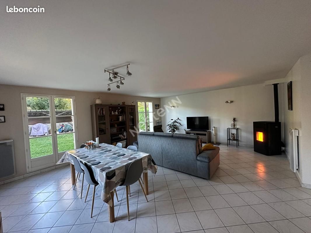 Casa de 3 dormitorios en Osny, France No. 143866