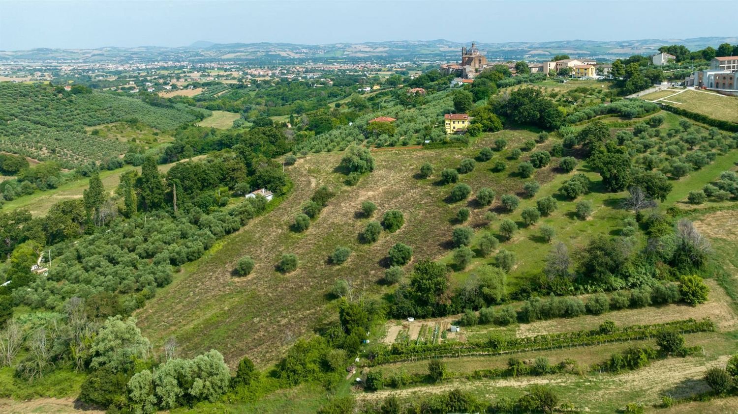 Дом с 6 комнатами в Монте Сан Вито, Италия № 171231