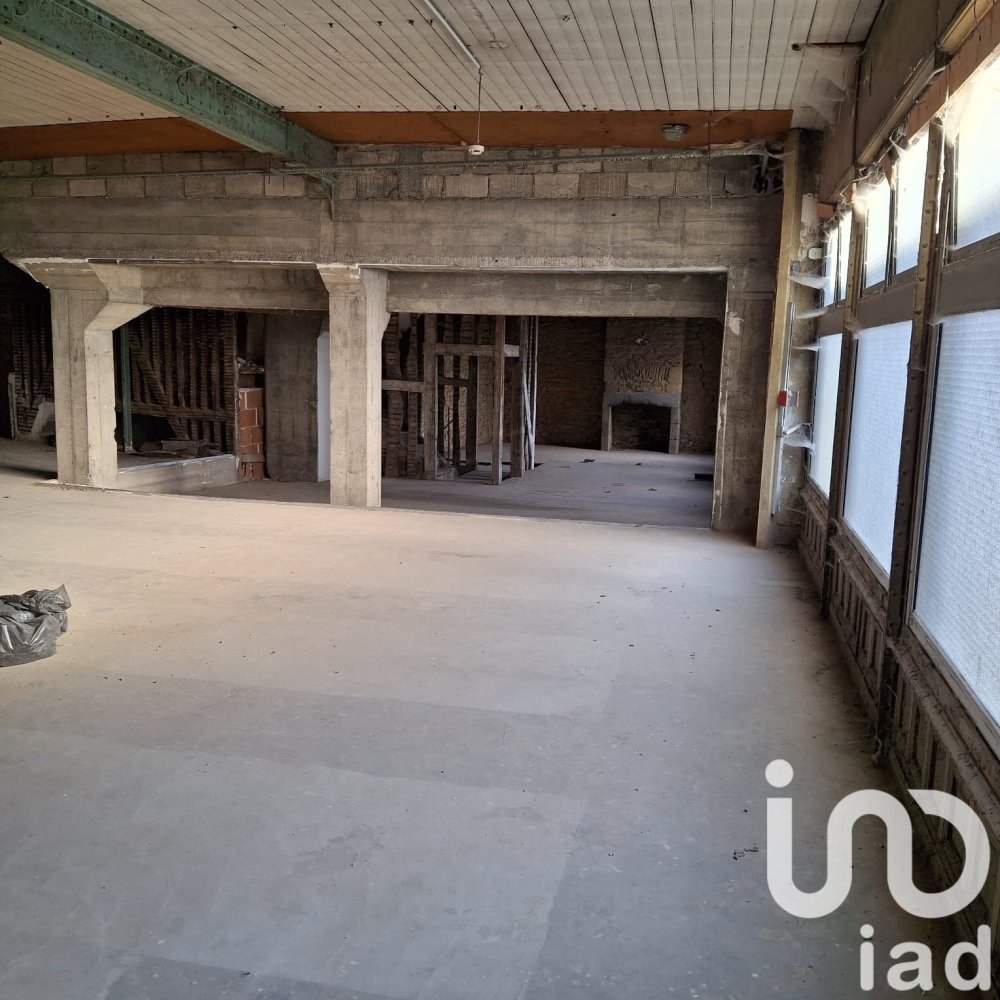 1850m² Building in Fougeres, France No. 321296