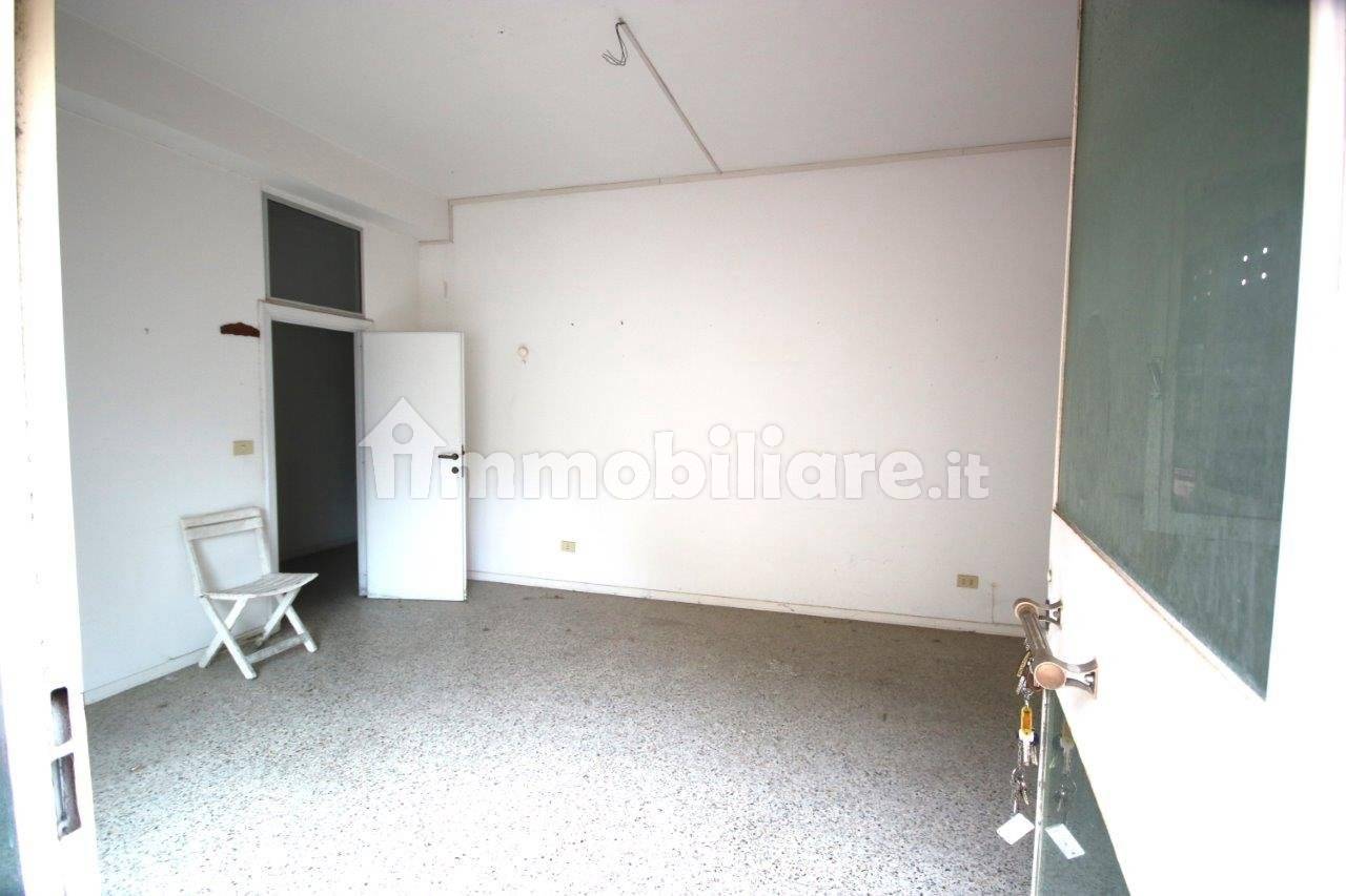 4 rooms Commercial property in Macerata, Italy No. 178973