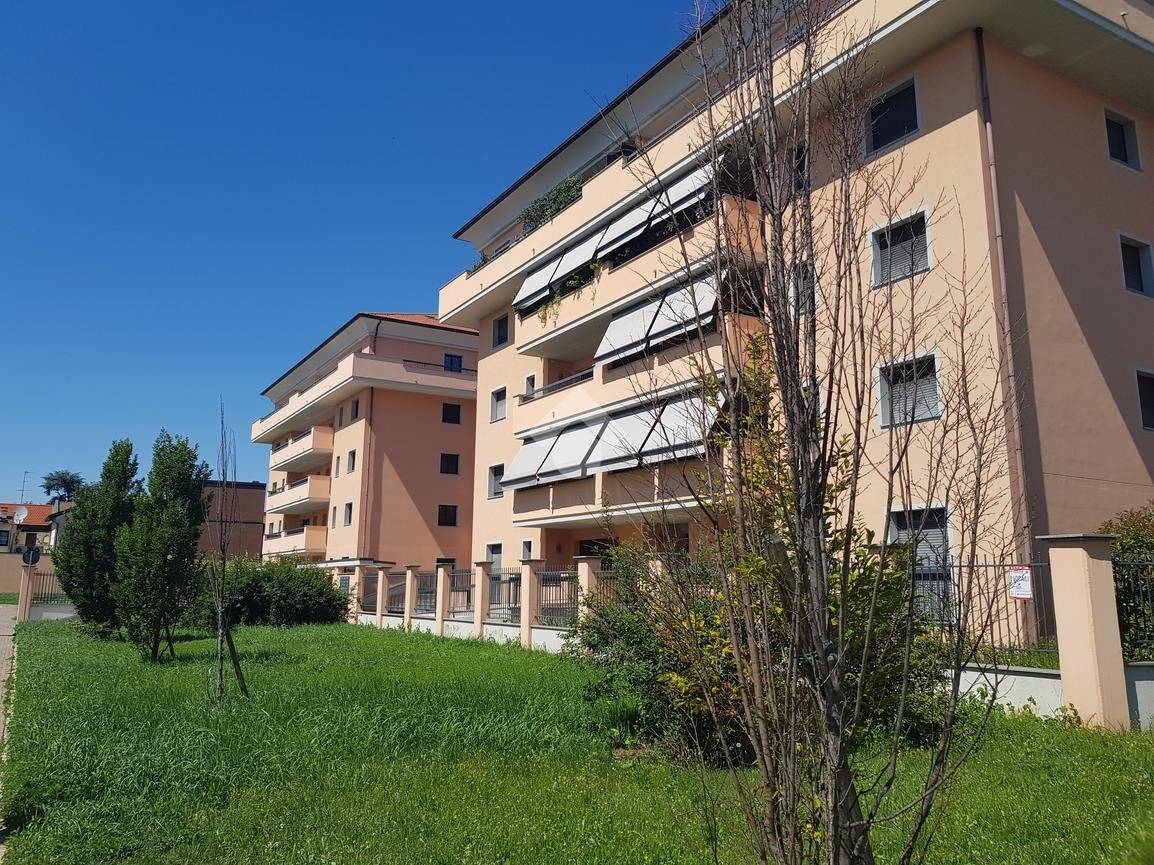 Квартира с 3 спальнями в Маджента, Италия № 304668