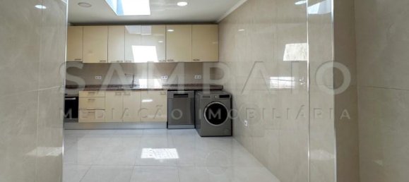 2 bedrooms House in Porto, Portugal No. 187417 3