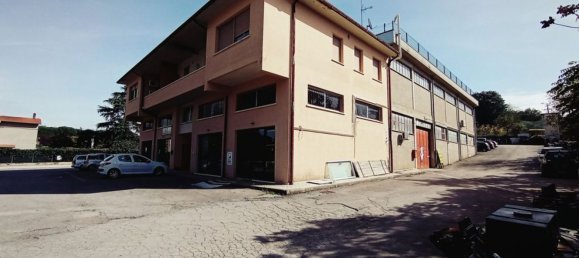 4 rooms Commercial property in Foiano della Chiana, Italy No. 223492 3