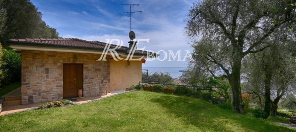 4 bedrooms Villa in Gardone Riviera, Italy No. 237189 3