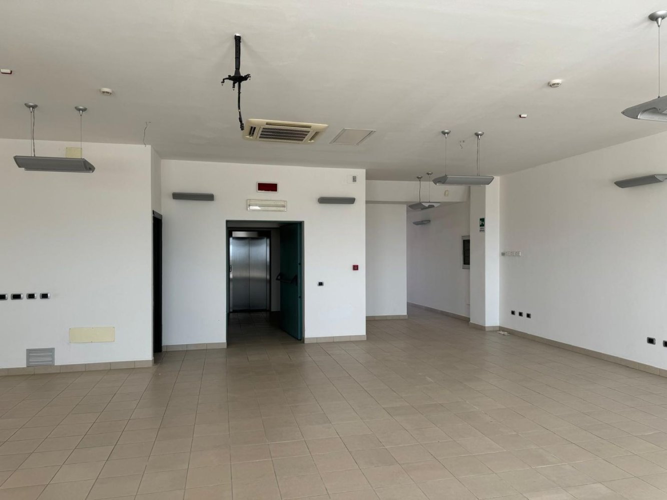  عقار تجاري في Cagliari, Italy 130متر مربع رقم 67796