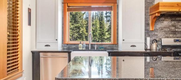 4 bedrooms House in British Columbia, Canada No. 1281 5