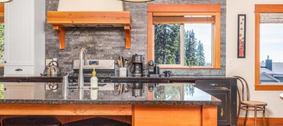 4 bedrooms House in British Columbia, Canada No. 1281 4