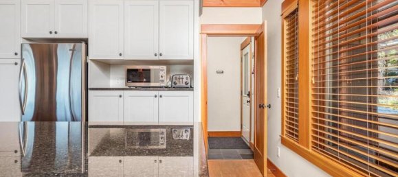 4 bedrooms House in British Columbia, Canada No. 1281 7