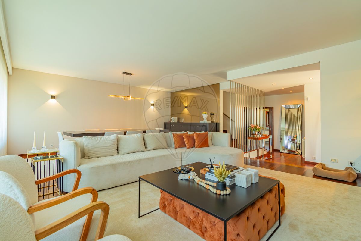 Дом с 4 спальнями в Мая, Португалия № 163105