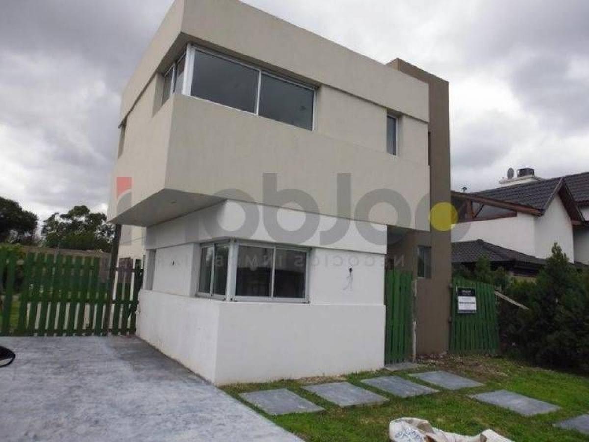 4 bedrooms House in Berazategui, Argentina No. 82085