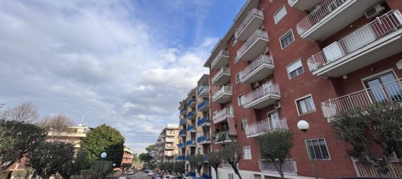 4 bedrooms Apartment in Naples, Italy No. 24313 2