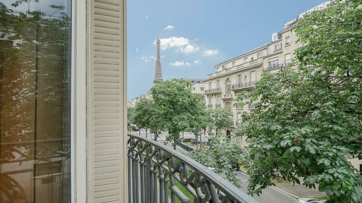 2 bedrooms Apartment in Paris, France No. 173171