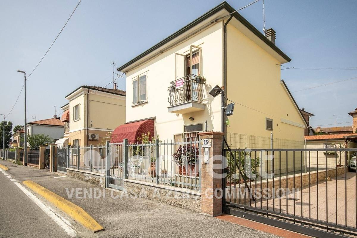 3 bedrooms Villa in Ferrara, Italy No. 402065