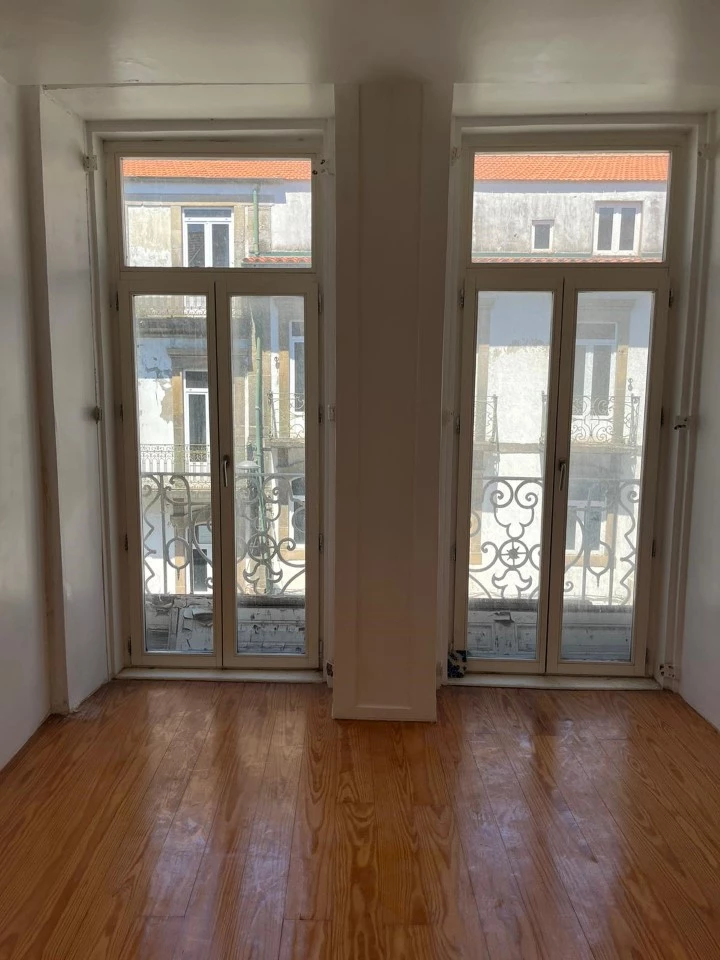 240m² Building in Porto, Portugal No. 133763