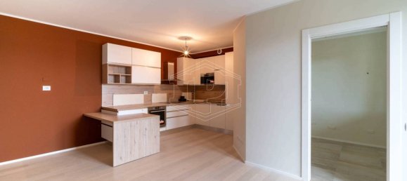 2 bedrooms Apartment in Turin, Italy No. 308824 8