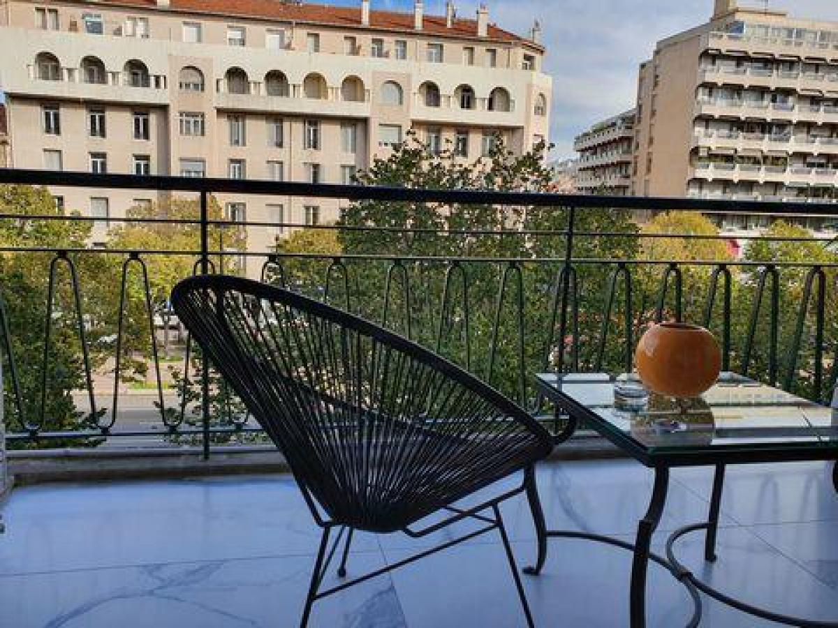 4 bedrooms Condo in Marseille, France No. 16293