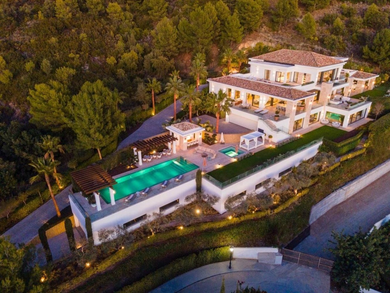 9 bedrooms Villa in Marbella, Spain No. 86628