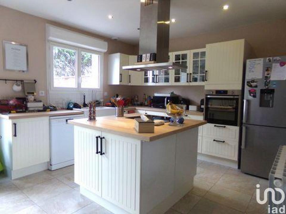 Casa de 3 dormitorios en Artenay, France No. 10146