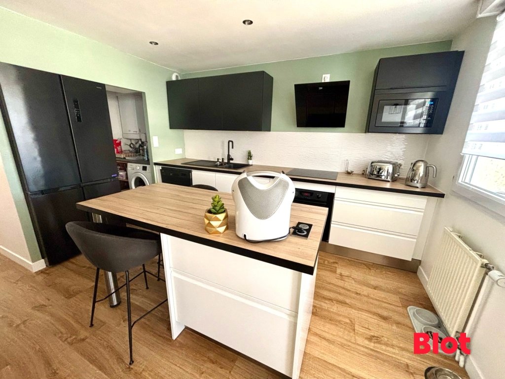 3 bedrooms Apartment in Chartres-de-Bretagne, France No. 203205