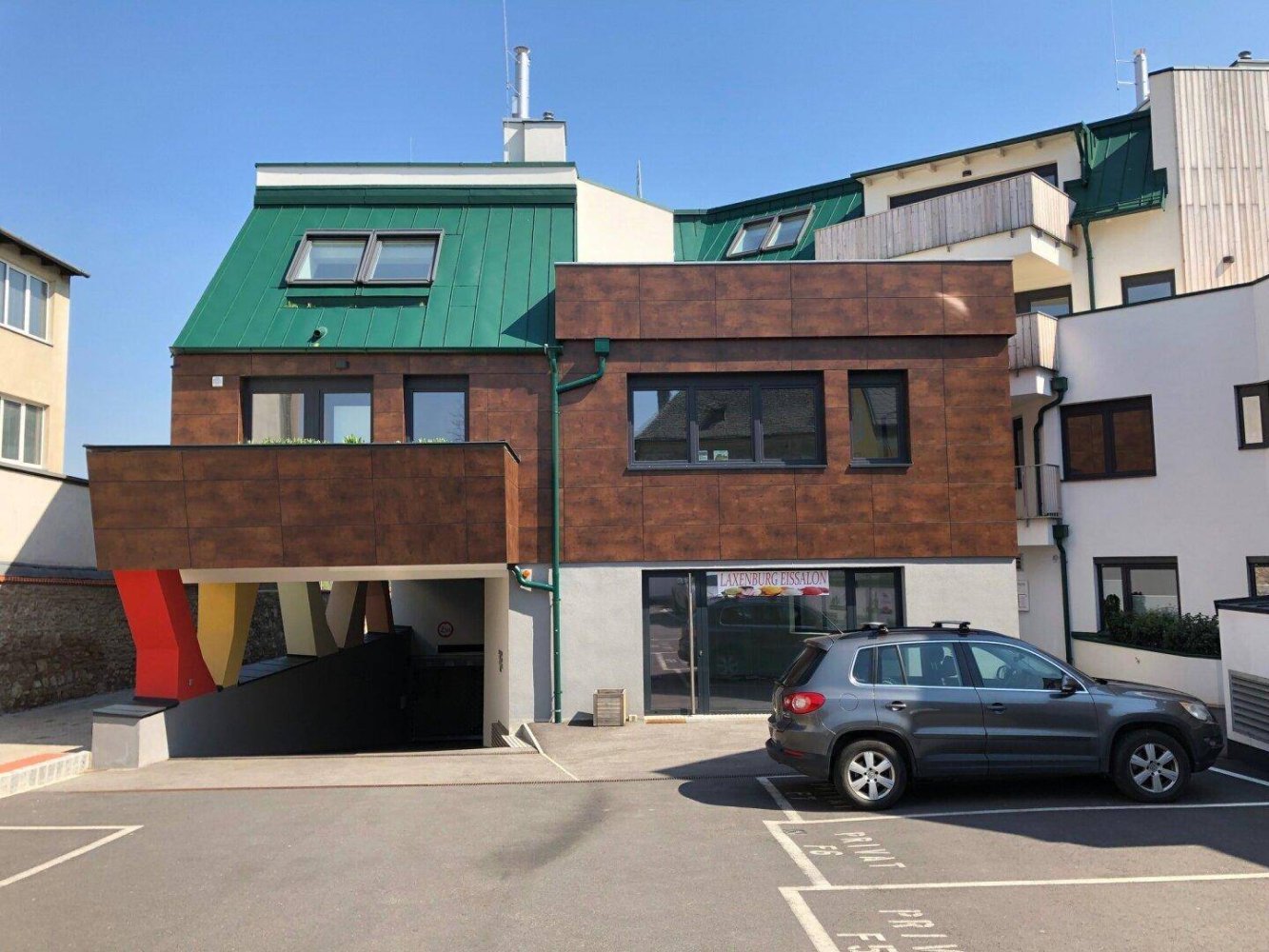  موقف سيارات في Maria Enzersdorf, Austria رقم 140070