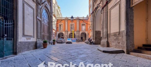 4 bedrooms Apartment in Naples, Italy No. 313160 3