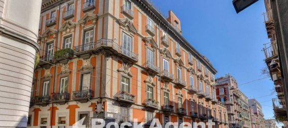 4 bedrooms Apartment in Naples, Italy No. 313160 2