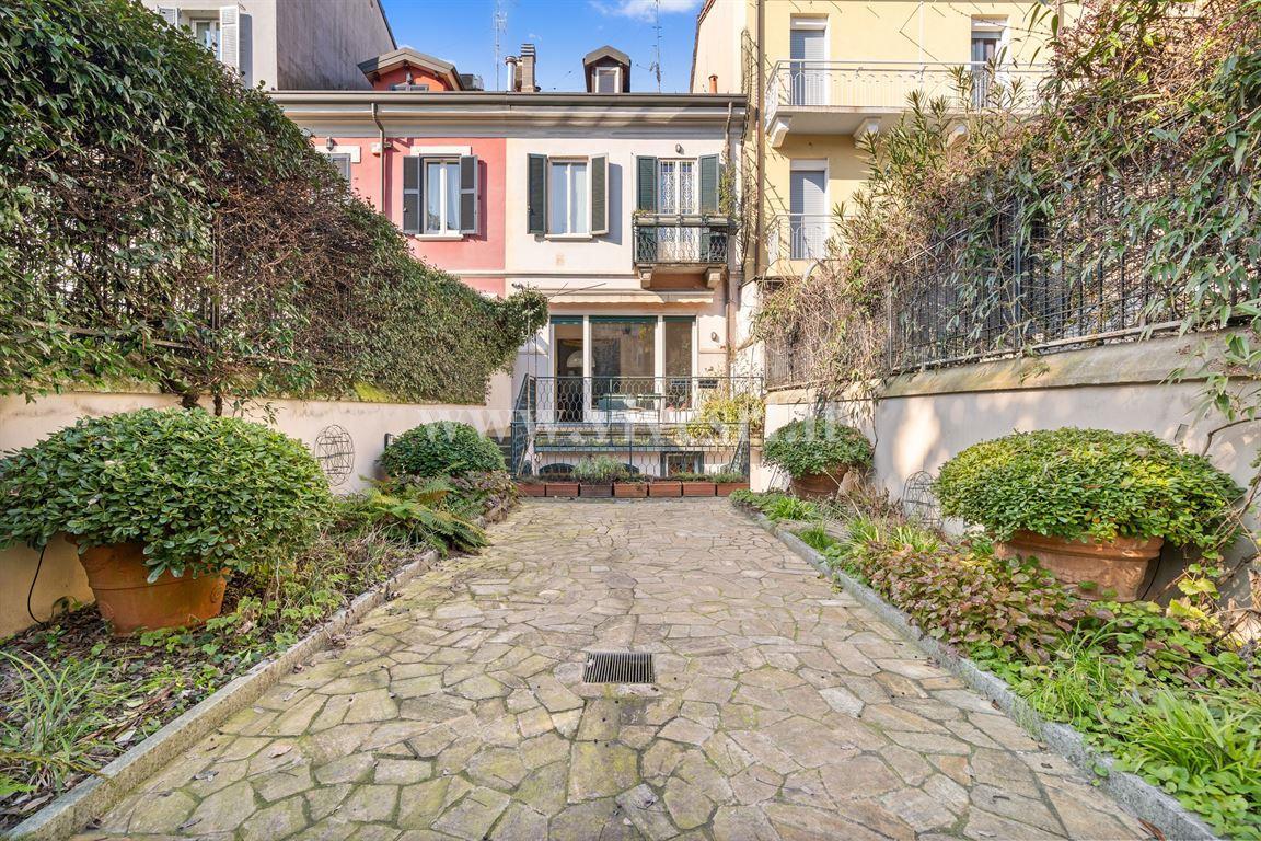 7 rooms Villa in Milan, Italy No. 241819