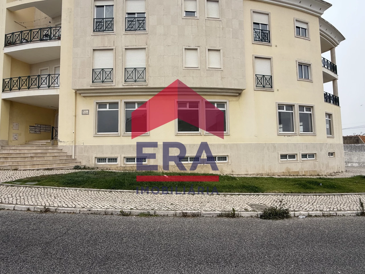 214m² Commercial property in Peniche, Portugal No. 204038