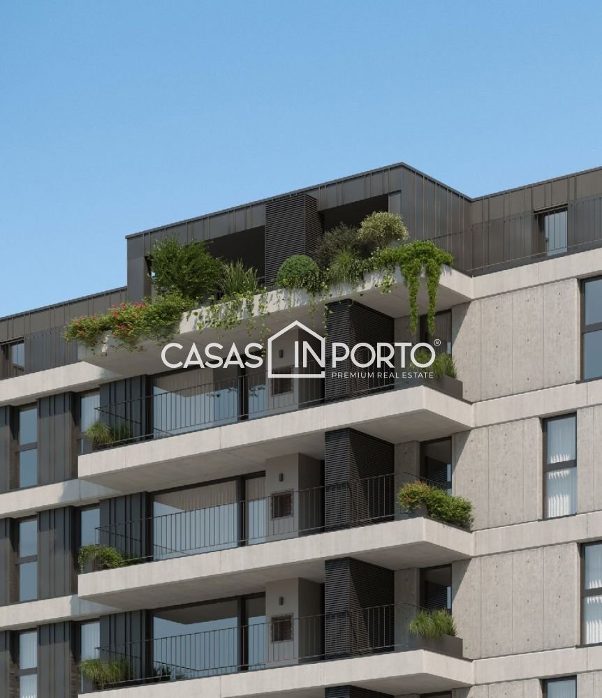 3 bedrooms Apartment in Porto, Portugal No. 179025