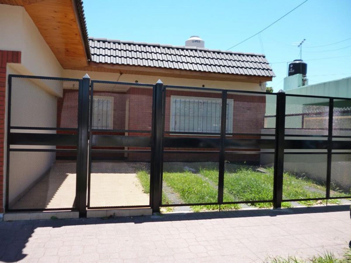 2 bedrooms House in Tres de Febrero, Argentina No. 16402