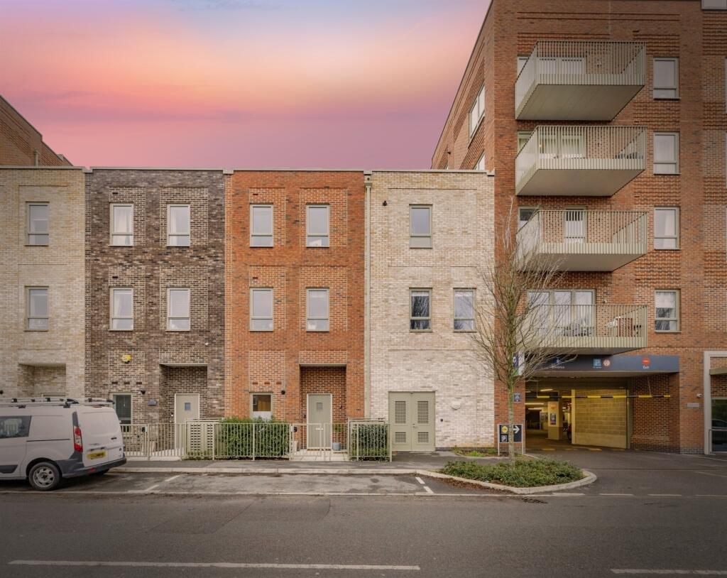 3 bedrooms Townhouse in Watford, United Kingdom No. 6036