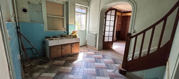 Casa de 4 dormitorios en Saint-Amand-Montrond, France No. 79046 2