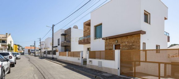 3 Schlafzimmer Haus in Corroios, Portugal, Nr. 138563 2